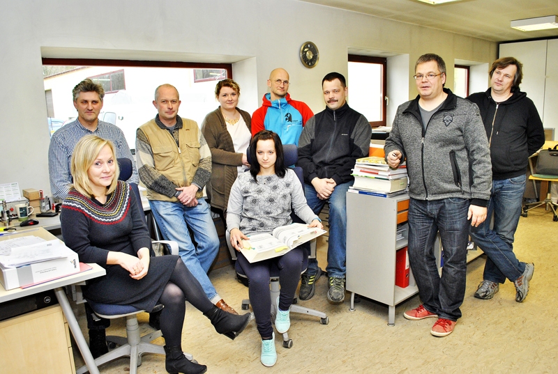 Jānis Nudiens (otrais no labās), SIA «Spals» vadītājs, teic, ka ražotnes galvenais dzinējspēks ir spēcīga inženieru, konstruktoru un dizaineru komanda.
Autors: Ivars Bogdanovs