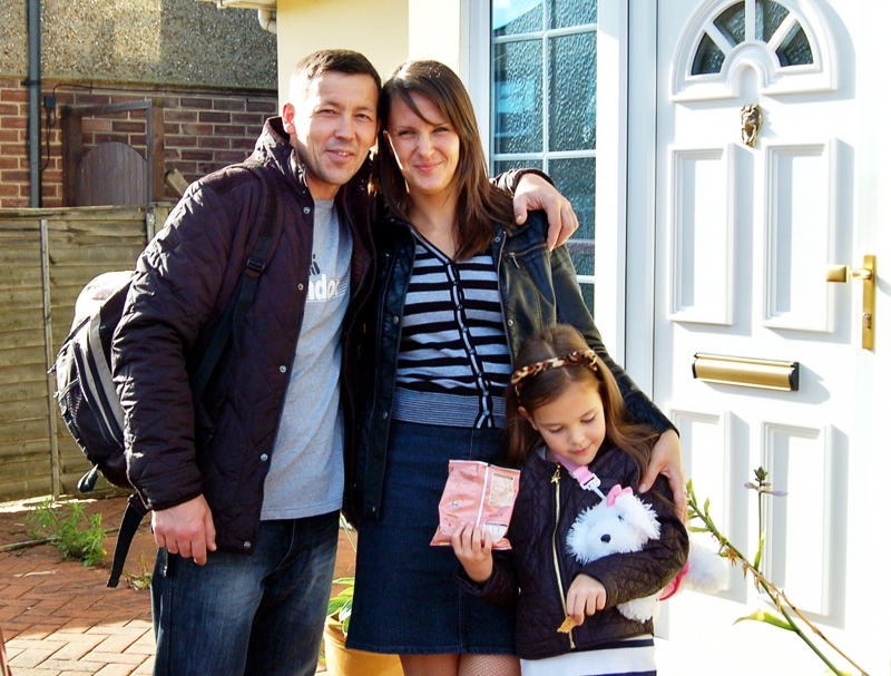 Bogdanovi pie Anglijas mājām Dienvidu Ruislipā. 
Autors: no personiskā albuma