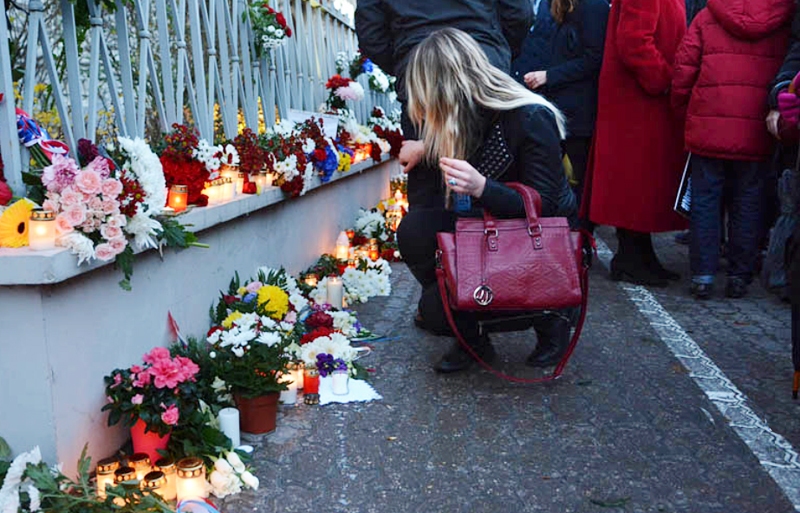 Rīgā pie Francijas vēstniecības ļaudis izsaka līdzjūtību parīziešiem, noliekot ziedus. 
Autors: no tvnet.lv