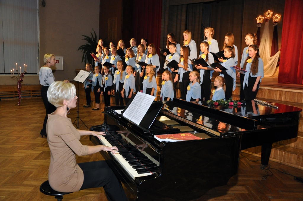 Bauskas pamatskolas koristi Misā dzied diriģentes Ilzes Žubēres vadībā. Pie klavierēm – Evija Kārkliņa. 
Autors: Žanna Zālīte