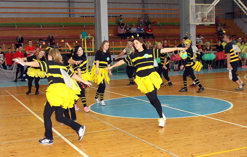 «Bitīšu» grupiņas vecāki ar savu lidojumu piepildīja visu zāli.
Autors: Uldis Varnevičs