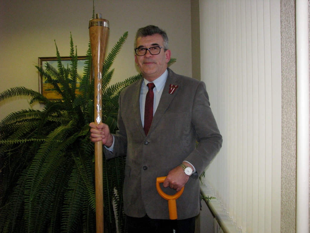 Bauskas novada domes priekšsēdētājs Raitis Ābelnieks ar simbolisko lāpu, kuru viņam pasniedza biedrības «Latvijas Ģenerāļu klubs» un Daugavpils pilsētas pašvaldības rīkotajā patriotiskajā pasākumā «Latviešu karavīrs laikmetu griežos» Daugavpilī.

Autors: Vilnis Auzāns