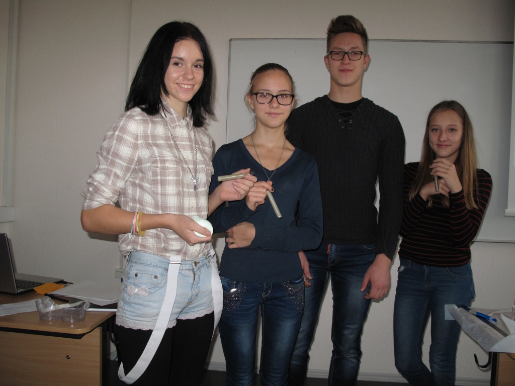 Bauskas 2. vidusskolas audzēkņi, ķīmiķu konkursa uzvarētāji Dace Antonova (no kreisās), Katrīna Lizaņeca, Adrians Aļijevs un Katrīna Baļuka.

Autors: No albuma.