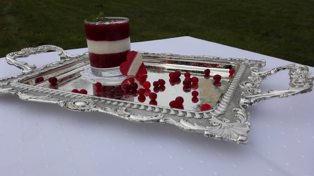 Mežotnes pils piedāvājums – «Latvijas karogs» – biezpiena-krējuma kārtojums ar aveņu un zemeņu mussu. 
Autors: No albuma.