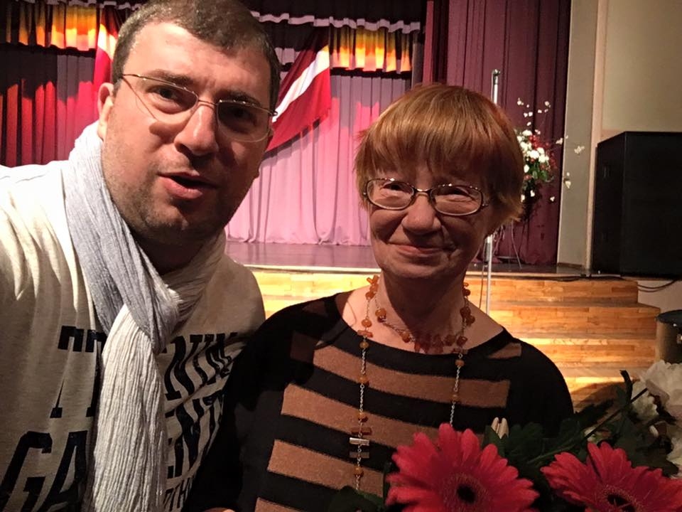 Ginas Viegliņas-Vallietes dēls Jānis Viegliņš priecājas par mātes apbalvojumu. 
Autors: No albuma.