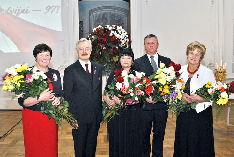 Rundāles pilī valsts svētku sarīkojumā pirmo reizi augstāko pašvaldības apbalvojumu – godazīmi «Zelta lauva» – saņēma Rundāles pils muzeja direktors Imants Lancmanis (otrais no kreisās). Godarakstus saņēma Inta Klīve (no kreisās), Lilita Lauskiniece, Ivars Čerļenoks, Inta Kamola, kā arī Genovefa Lapsa, kuras attēlā nav.