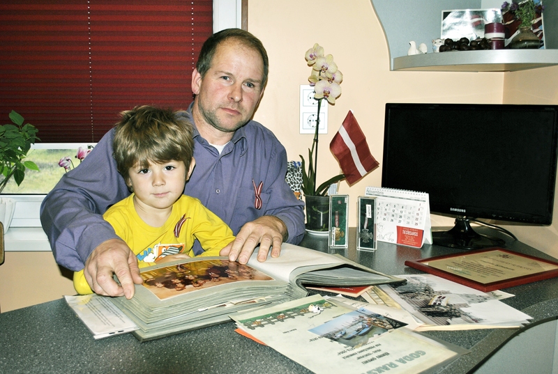 Andris ar dēlu Krišjāni pēta savas jaunības bildes.
Autors: Māris Krūmiņš