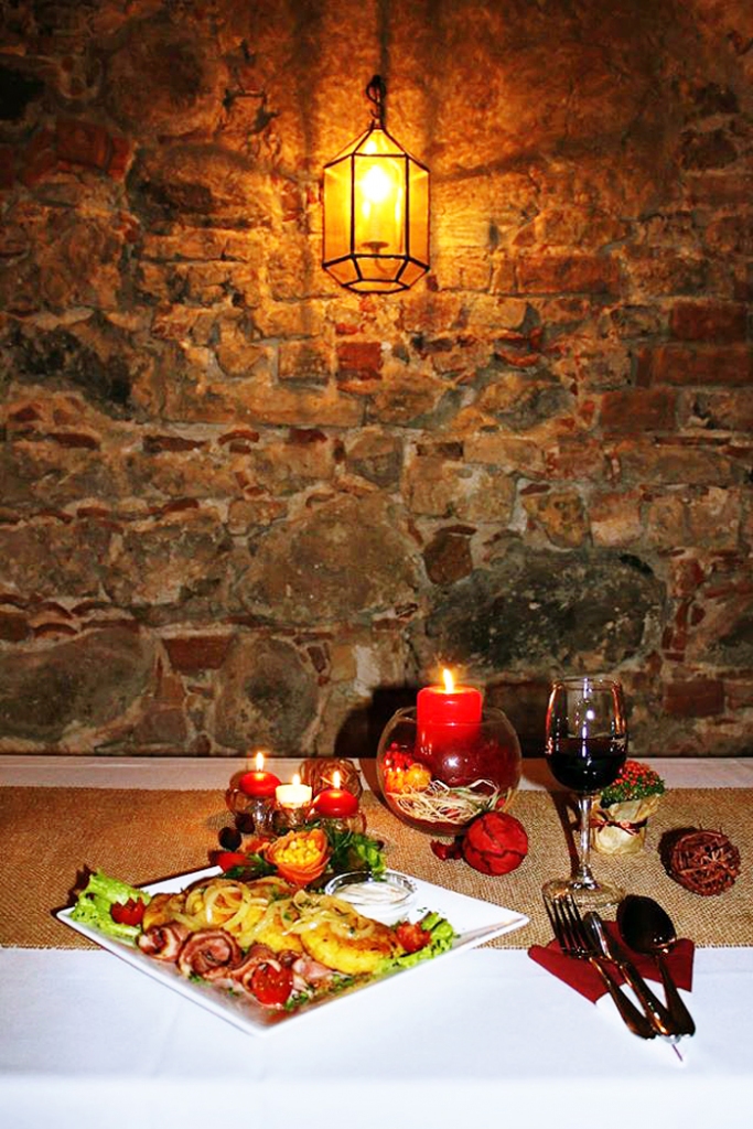 Kafejnīcas «Pils krogs» piedāvājumu papildina telpu senatnīgā aura.
Autors: no TIC albuma