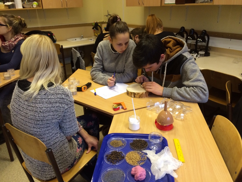 Pagājušajā nedēļā Latvijas skolās sākās lielākā tehniski radošo darbnīcu tūre. Otrdien, 17. novembrī, radošās darbnīcas norisinājās arī mūspuses Vecumnieku vidusskolā. Visas mācību dienas garumā vidusskolēni uzzināja par klimata pārmaiņām un ar tām saistītajiem problēmjautājumiem un iespējamajiem risinājumiem.
Autors: No albuma.