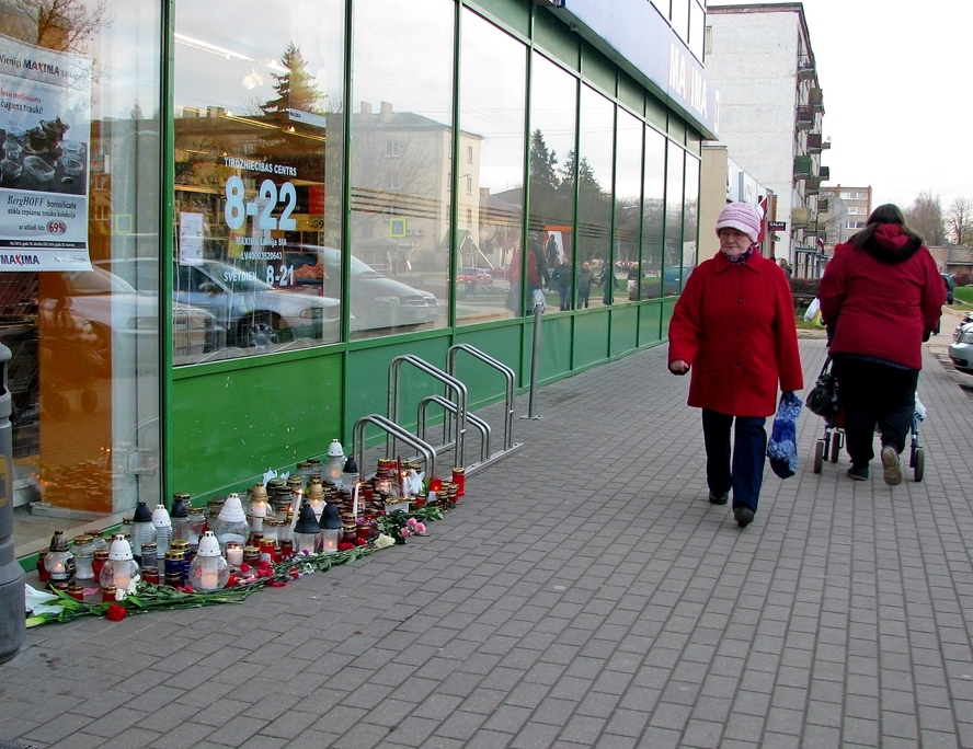 Traģēdijas upuru piemiņas vieta 2013. gada 25. novembrī pie veikala 