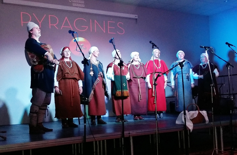 Folkloras kopa «Laukam pāri» Pīrāgu svētkos Lietuvā.
Autors: no albuma