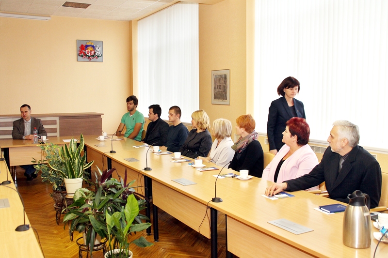 Salacgrīvas novada uzņēmēji Bauskas novada domē tiekas ar uzņēmējdarbības konsultatīvo padomi un tās vadītāju Aivaru Svarenieku (pirmais no kreisās). 
Autors: Uldis Varnevičs