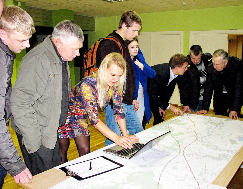 Bauskas 2. vidusskolā pirms ietekmes uz vidi novērtējuma sabiedriskās apspriešanas sanāksmes. Maģistrāles izvietojumu kartē ar interesi pētīja daudzi sanākušie. 
Autors: Vilnis Auzāns