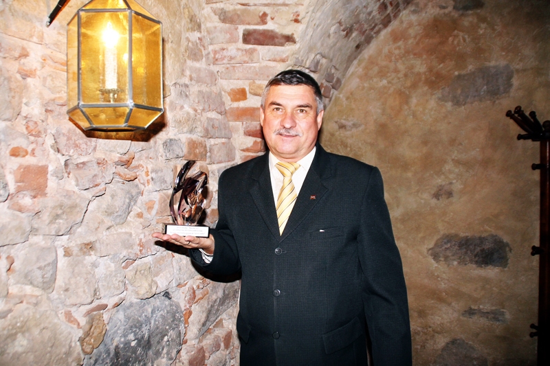 Indulis Pētersons ar uzņēmējdarbības atzinības balvu, kas saņemta Lietuvas pilsētā Pasvalē.
Autors: Uldis Varnevičs