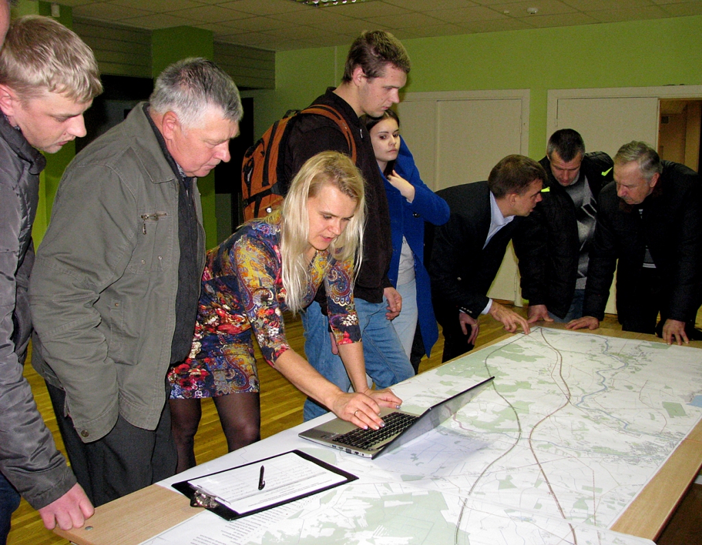 Pilnsabiedrības «RB Latvija» pārstāve Kristīne Casno (trešā no kreisās) skaidro trases novietojuma variantus. 
Autors: Vilnis Auzāns