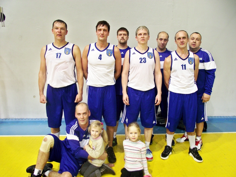 Bauskas basketbolistu vīru komanda, kas turnīrā ieguva otro vietu, – Māris Ozoliņš, Aldis Beitiņš, Aļģis Mudurs, Andris Pļaviņš, Jānis Krūze, Ģirts Jakuška, Dzintars Kaļķis, Dzintars Zaumanis, Gunārs Plucis un Aigars Indriķis.
Autors: Artūrs Dulbe