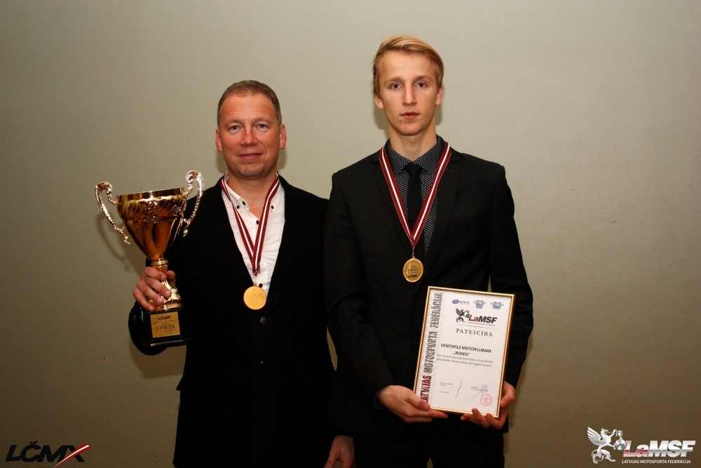 Kristers Drevinskis (no labās) kļuva par Latvijas čempionu Ventspils komandas «Rodeo» sastāvā. 
Ralfam Edgaram Ozoliņam (no labās) vairāki apbalvojumi. 
Autors: No albuma.