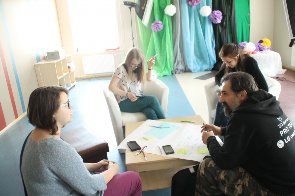 Dmitrijs Ščegoļevs (no labās) kopējā pasākumā ar Bauskas novada jauniešiem. 
Autors: No arhīva.