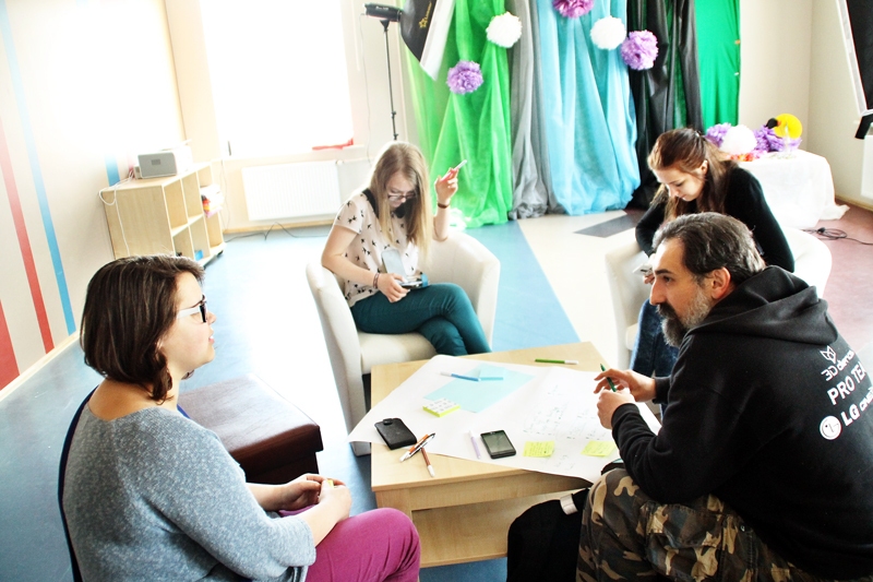 Dmitrijs Ščegoļevs (no labās) kopējā pasākumā ar Bauskas novada jauniešiem.
Autors: no «Bauskas Dzīves» arhīva.