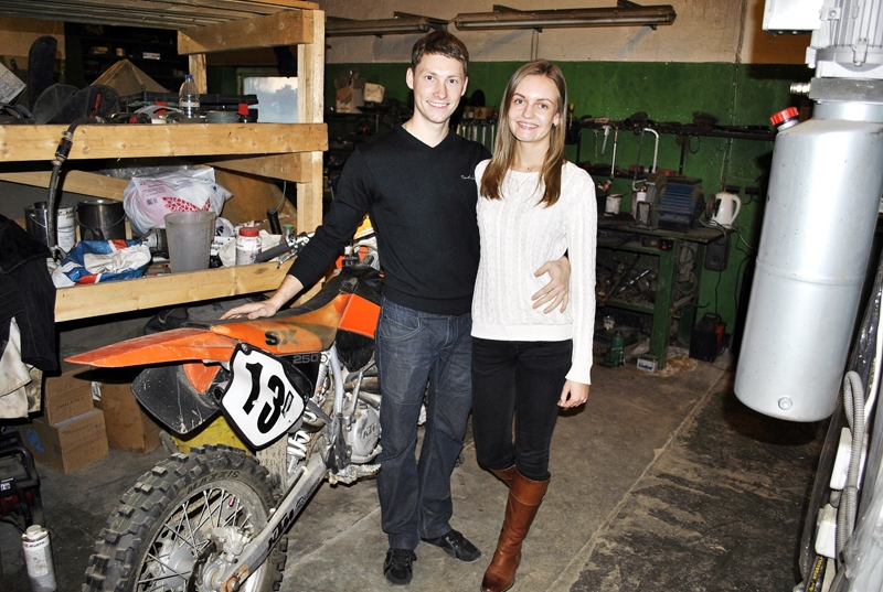 Svitenes jaunieši Arnolds Auza un Sintija Pakalne aizraušanos ar vecu dzelžu atjaunošanu pamazām veido par savu nākotnes biznesu.
Autors: Antra Ērgle