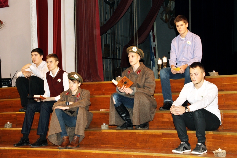 Bauskas Valsts ģimnāzijas skolēni tematiskajā sarīkojumā  uzstājas ar priekšnesumu. Strēlnieku tērpos Mārtiņš Bukšs (no kreisās) un Dāvids Kutra.
Autors: Uldis Varnevičs