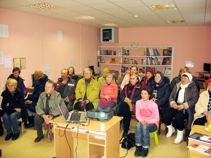 Dāvinieši sapulcējušies bibliotēkā, lai noskatītos filmu par dzīvi vietējā padomju saimniecībā pirms 40 gadiem.
Autors: Māris Krūmiņš