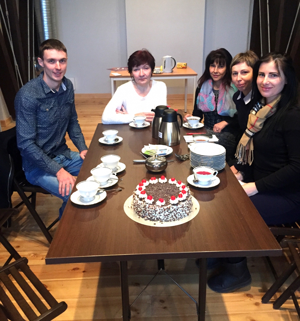 Bauskas tūrisma informācijas centra vadītāja Inese Turkupole-Zilpure (otrā no labās) akcijas noslēguma pasākumā ar dažiem no iesaistīto ēstuvju pārstāvjiem izvērtē paveikto un spriež par tradīcijas turpināšanu. 
Autors: No albuma.