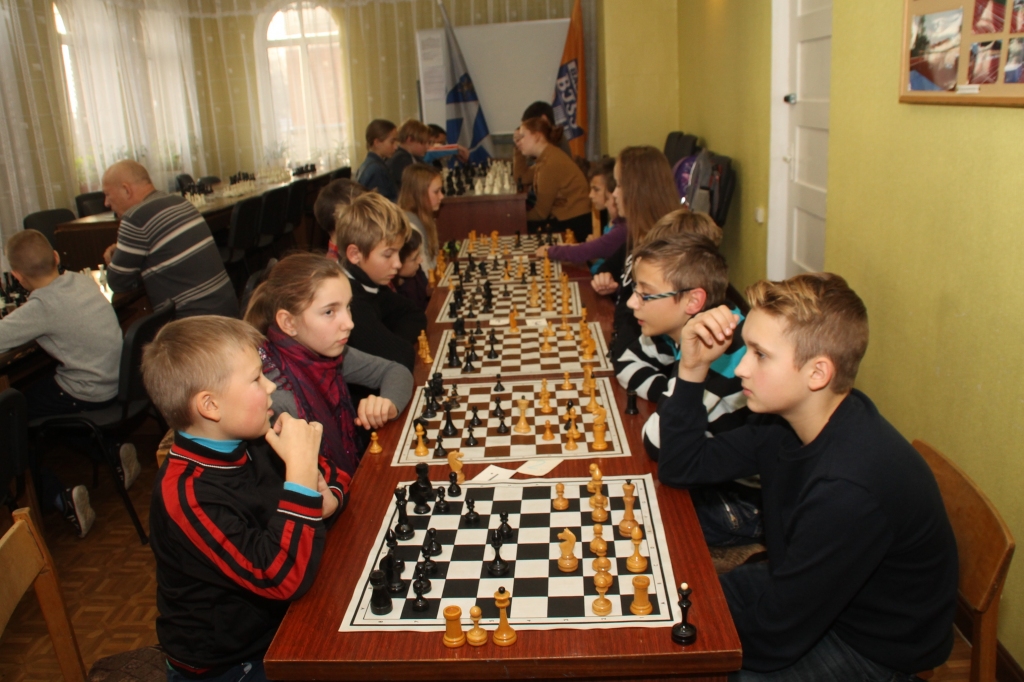 Šaha dueļi – Everts Rūdolfs Lepsis (no kreisās) un Ieva Vaivare pret Gustavu Pļevoku (no labās) un Aigaru Miķelsonu. 
Autors: Uldis Varnevičs