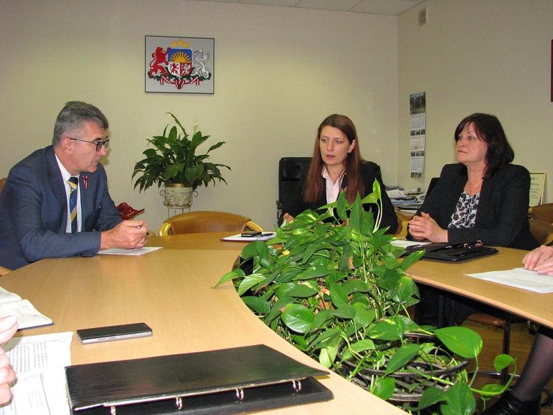 Bauskas novada domē LIZDA vadītājas Ingas Vanagas (otrā no labās) viedokli uzklausa Bauskas starpnovadu padomes priekšsēdētāja Māra Graudiņa un novada domes priekšsēdētājs Raitis Ābelnieks. 

Autors: Vilnis Auzāns