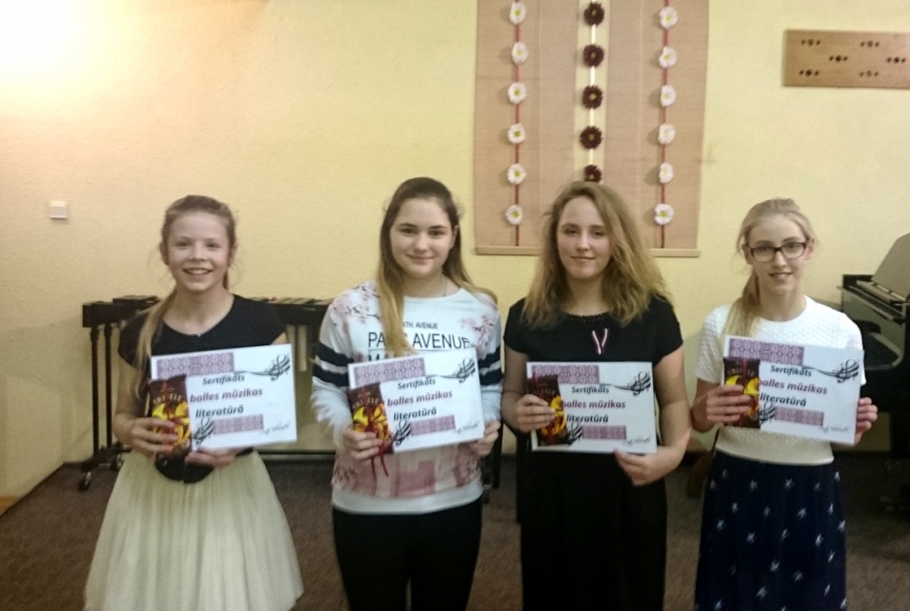 Bauskas mūzikas skolas rīkotā konkursa par valsts himnas nošu rakstu uzvarētājas Lizete Zaļkalne, Viktorija Mahļineca, Elīza Paula Graudiņa un Elānija Anna Berlinska.
Autors: No albuma.