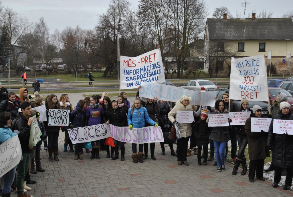 Īslīces vidusskolas vecāki, pedagogi, audzēkņi pirms domes sēdes piketā pauda iebildumus pret vidusskolas pārveidošanu par pamatskolu.
Autors: Ivars Bogdanovs