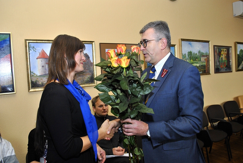 Apsveicot L. Rimševicu ar apstiprināšanu amatā, domes priekšsēdētājs Raitis Ābelnieks izteica pārliecību, ka ar jaunajiem pienākumiem viņa labi tiks galā.
Autors: Ivars Bogdanovs