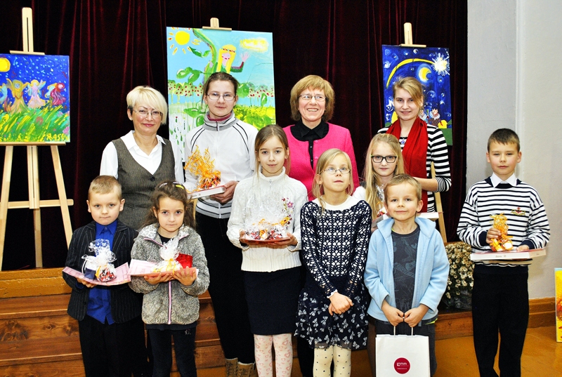 Konkursa balvu saņēmēji kopā ar Īru Rozentāli (centrā) un Sandru Kerēvicu.
Autors: Ivars Bogdanovs