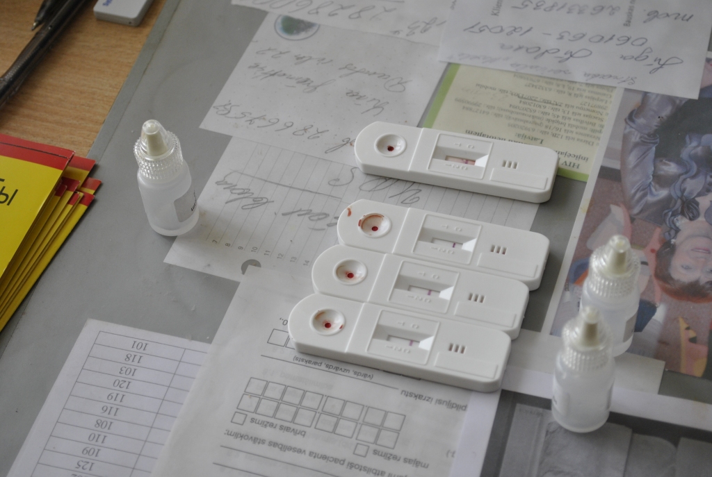 Pozitīvo testa rezultātu īpatsvars mūspusē vērtējams kā gana augsts. SPKC aicina iedzīvotājus, kuriem ir aizdomas par iespējamu inficēšanos, vērsties pie sava ģimenes ārsta, kurš izvērtēs nepieciešamību veikt papildu veselības pārbaudes.

Autors: Ivars Bogdanovs