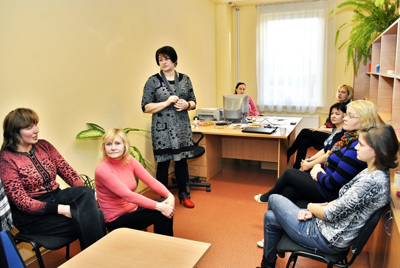 Rundāles novada pirmsskolas izglītības iestādē «Mārpuķīte» sapulcējušies darbinieki un vadītāja Judīte Zeltiņa (stāv) pārrunā aktualitātes.
Autors: Ivars Bogdanovs