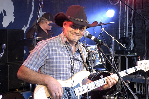 Māris Sloka un grupa «Klaidonis» ir ierasti viesi Bauskas Kantrimūzikas festivālā, taču nodokļu palielinājums populāro sarīkojumu var apdraudēt.
Autors: no «Bauskas Dzīves» arhīva.