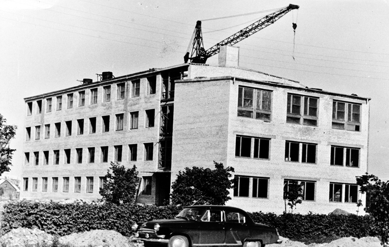 Uzvaras iela Bauskā 20. gadsimta 60. gados. Top tagadējā Bauskas novada administrācijas ēka, kurā tolaik atradās Latvijas Komunistiskās partijas Bauskas organizācijas vadība un Valsts drošības komitejas Bauskas reģionālā nodaļa.
Autors: no Bauskas muzeja krājuma.