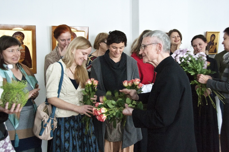 Kardināls Jānis Pujats saņemtās rozes sadalīja un pasniedza ikonu gleznotājām Agnesei Rolovai (priekšplānā no kreisās), Annai Kuzņecovai, Diānai Veļķerei (aizmugurē no kreisās) un Kristīnei Korjakinai.
Autors: KRISTIĀNS RUDZĪTIS