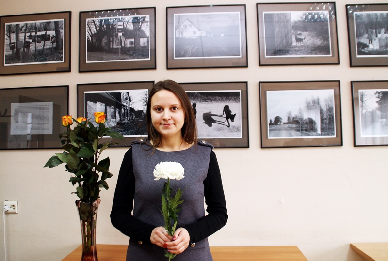 Alises Dreimanes fotogrāfijas izstādē «Izzudušie ciemi Bauskas novadā» raisīja skatītāju diskusijas.
Autors: Uldis Varnevičs