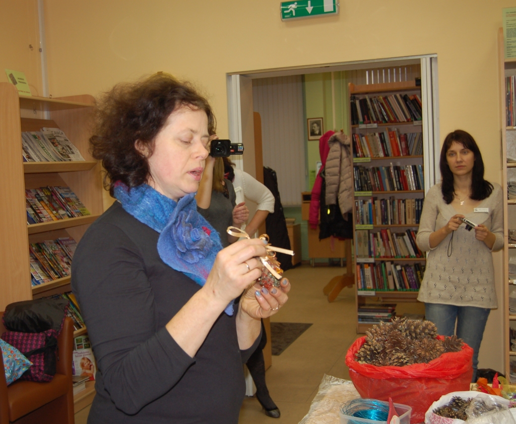 Vineta Lamberte (no labās) ierādīja jaunus floristikas paņēmienus.
Autors: no biedrības albuma