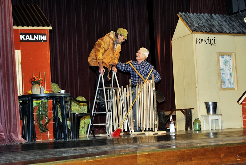 Izrādes «Tobiass ir miris, lai dzīvo Tobiass!» darbība notiek «Purviņu» un «Kalniņu» māju pagalmā.
Autors: Ivars Bogdanovs