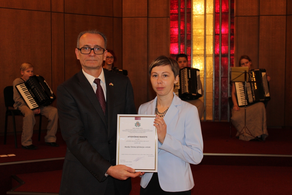 Bauskas tūrisma informācijas centra vadītāja Inese Turkupole-Zilpure saņēmusi apbalvojumu no tieslietu ministra Dzintara Rasnača. 
Autors: No Tieslietu ministrijas arhīva.