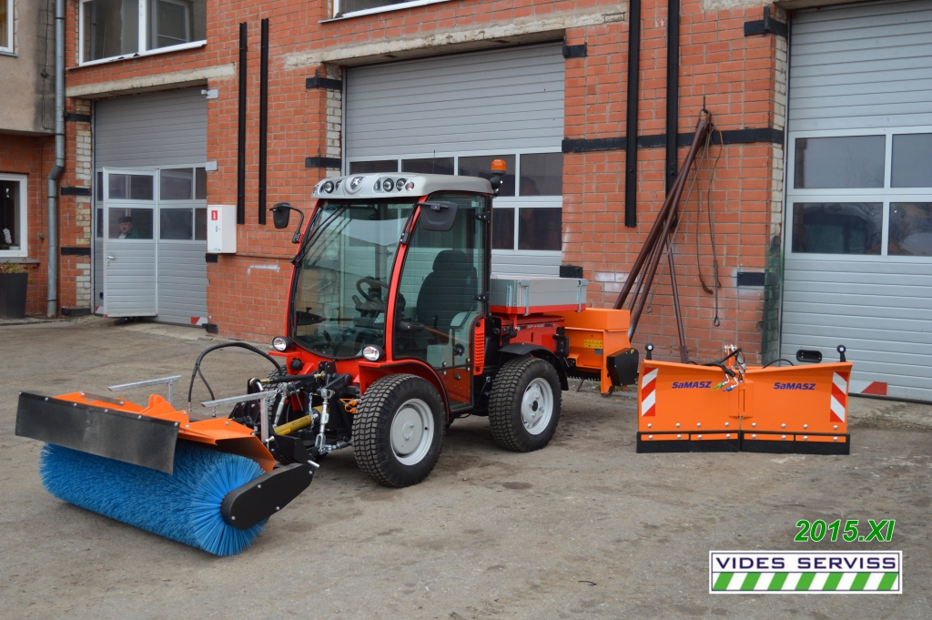Šoruden SIA «Vides serviss» iegādājies mazu trotuāru tīrīšanas traktoriņu «Antonio Carraro», ar kura palīdzību darbs noritēšot ātrāk un efektīvāk.
Autors: No albuma.