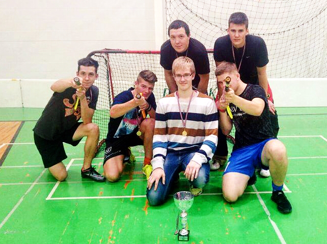 Komandā «Īslīce I» spēlēja Edijs Velhoviks (no kreisās), Tedijs Turks, Raivo Mehine, Raivis Štrovalds, Jānis Dimitrijevs (priekšplānā no kreisās) un Emīls Čekovskis.
Autors: no komandas albuma