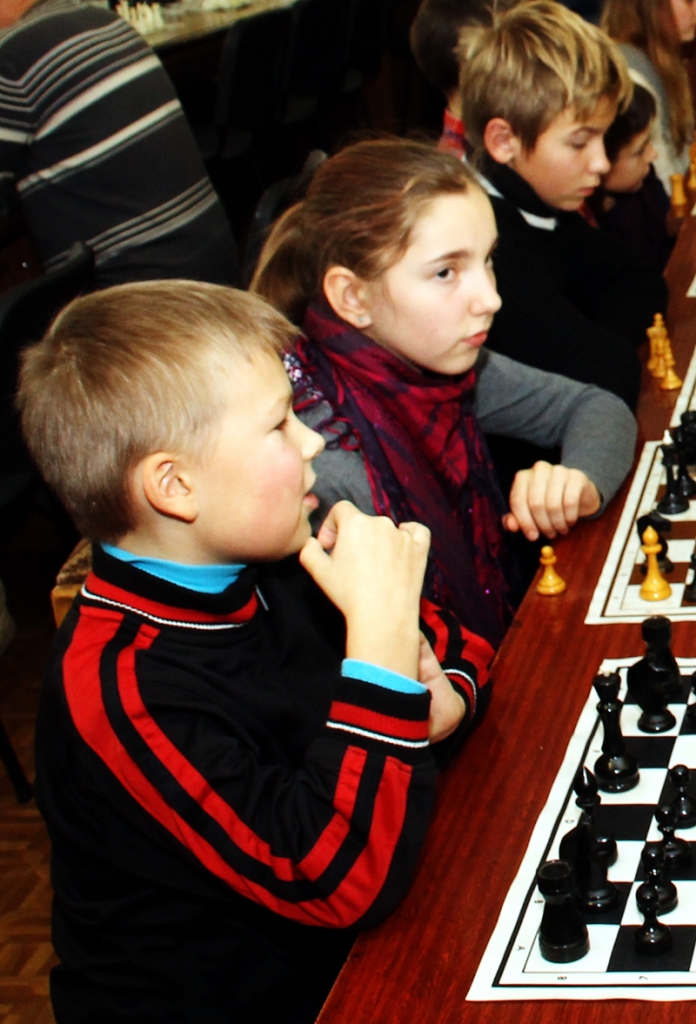 Šahisti Everts Rūdolfs Lepsis (no kreisās) un Ieva Vaivare. 
Autors: Uldis Varnevičs