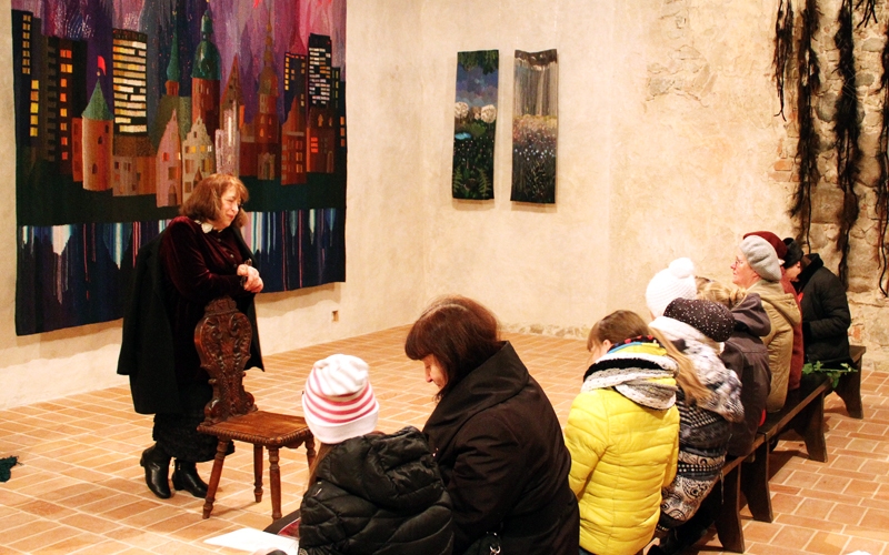 Māksliniece sarunā ar baušķeniekiem. 
Autors: MĀRIS SKANIS