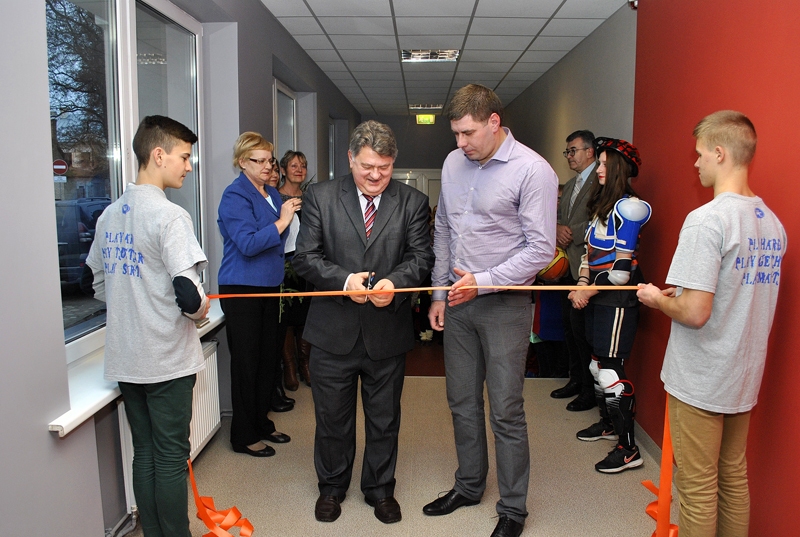 Jānis Rumba, Bauskas pilsētas pamatskolas direktors, svinīgi atklāj rekonstruēto sporta zāli.
Autors: Ivars Bogdanovs