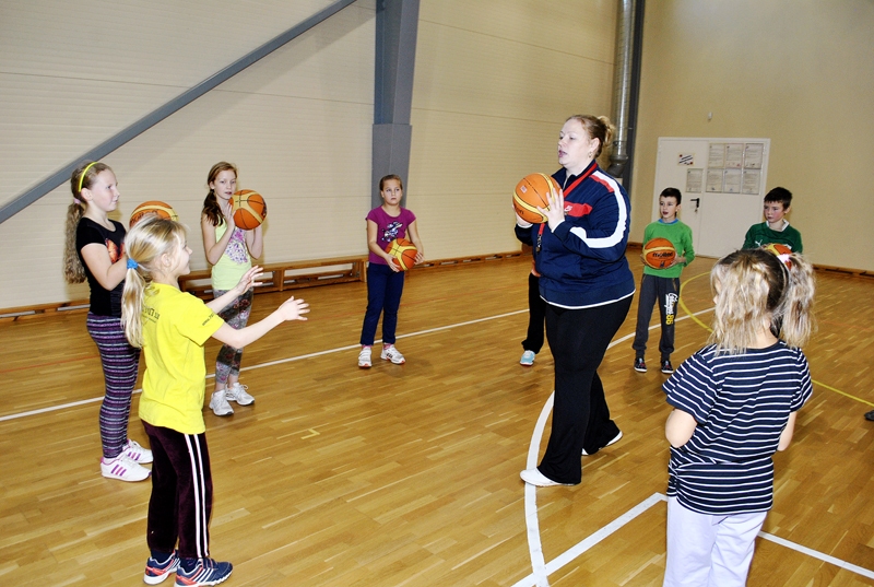 Linda Jakutaviča vada sporta stundu Codes pamatskolas 3. klasei.
Autors: Ivars Bogdanovs