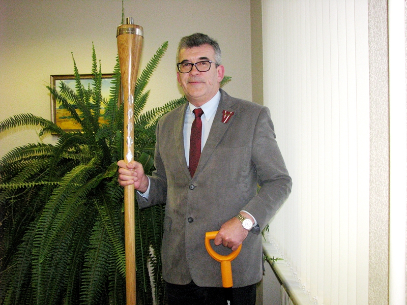 Raitis Ābelnieks, Bauskas novada domes priekšsēdētājs, ar simbolisko lāpu, kuru viņam pasniedza biedrība «Latvijas Ģenerāļu klubs» un Daugavpils pilsētas pašvaldība.
Autors: Vilnis Auzāns