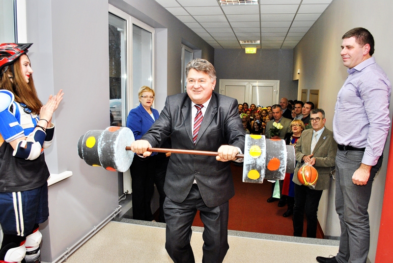 Jānis Rumba, Bauskas pilsētas pamatskolas direktors, sperot pirmos soļus renovētajā sporta zālē, ļāvās nelielām fiziskām aktivitātēm, rekomendējot veselīgu dzīvesveidu.
Autors: Ivars Bogdanovs